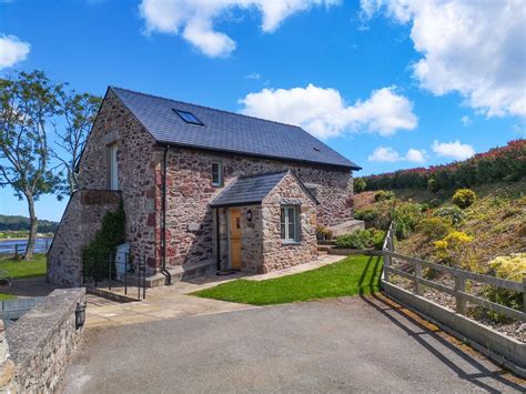 UK Cottage Holidays for 2022 .